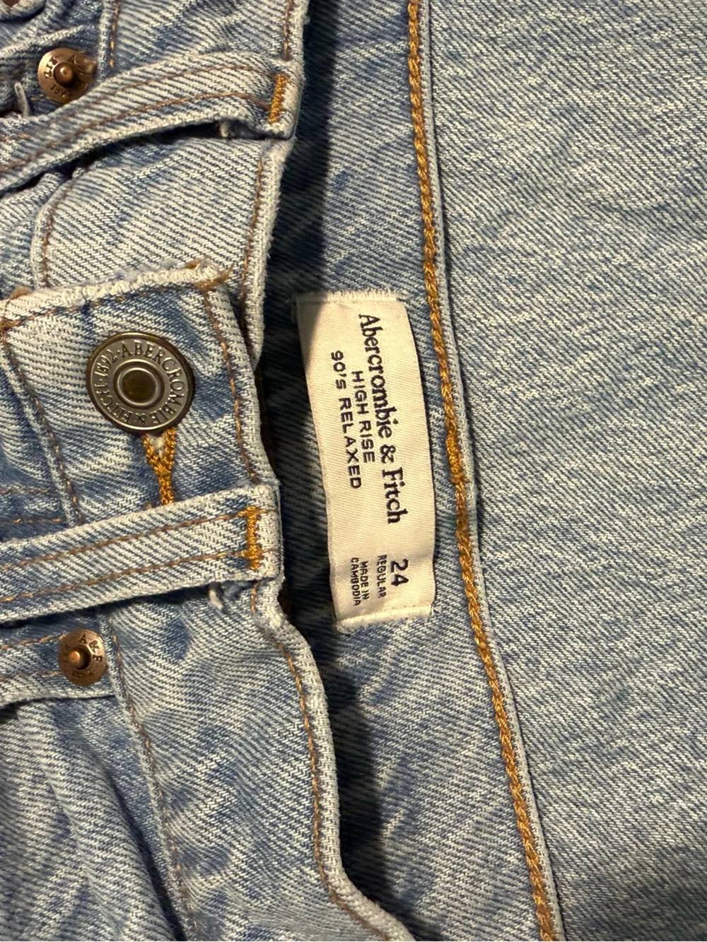Abercrombie & Fitch High Rise 90’s Relaxed Light Wash Blue Denim Jeans